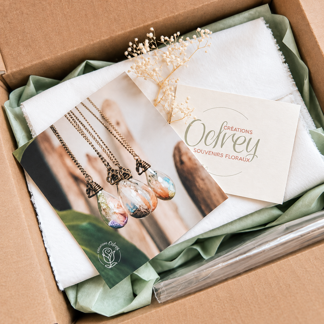 Emballage cadeau prêt à expédier avec pendentifs souvenirs floraux et carte Créations Odrey
