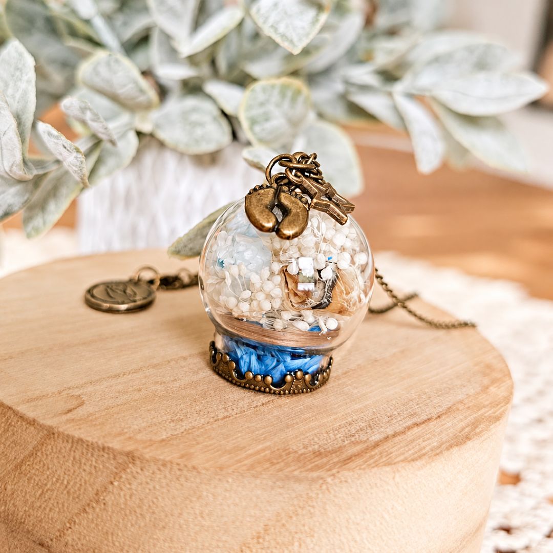 Pendentif souvenir en verre avec cordon ombilical et fleurs naturelles pour un deuil périnatal