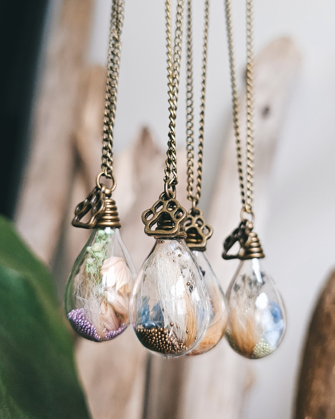 Créations commémoratives avec pendentifs et fleurs séchées – souvenir floral à offrir pour traverser un deuil avec douceur