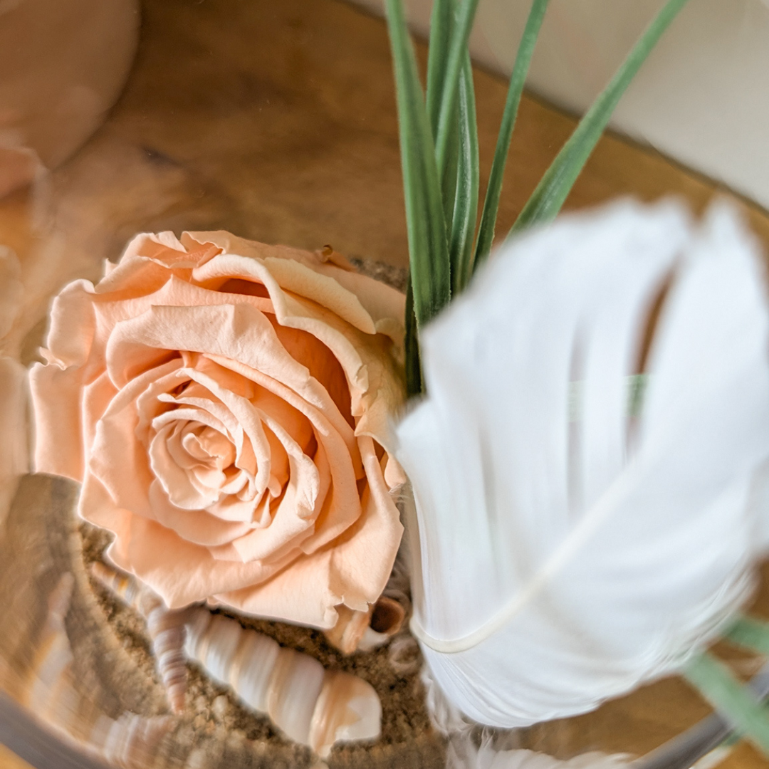 Arrangement floral fait main avec roses éternelles et nature – idée cadeau durable et significative