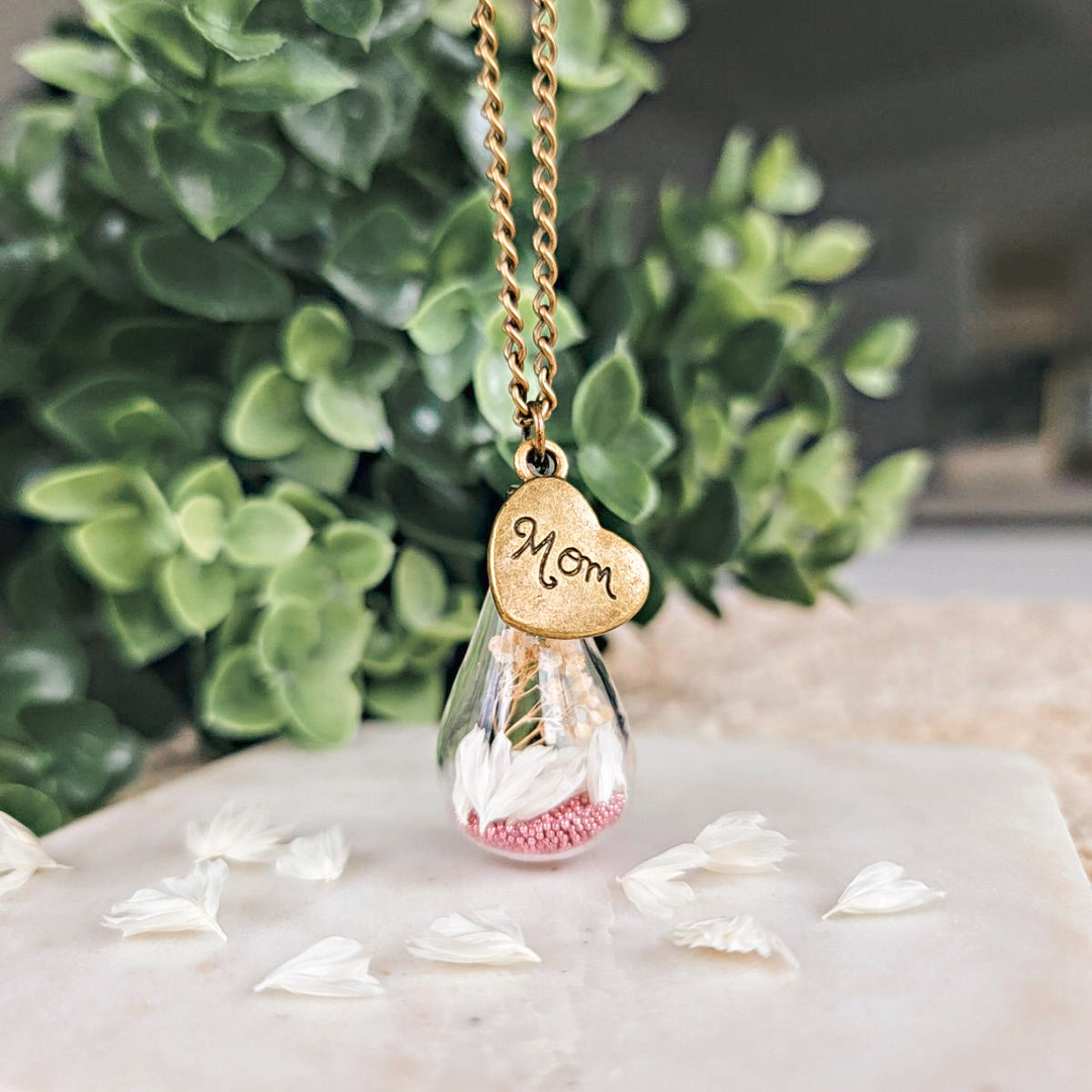 Pendentif floral prêt à offrir avec rose éternelle et breloques symboliques – idée cadeau douce et significative