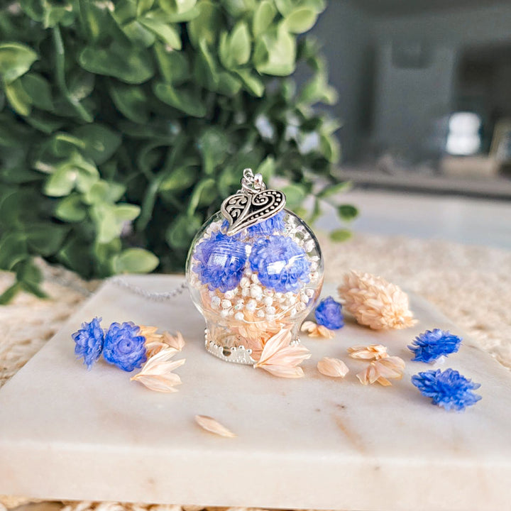 Bijou significatif avec fleurs symbolique dans un globe de verre avec une breloque coeur en acier inoydable