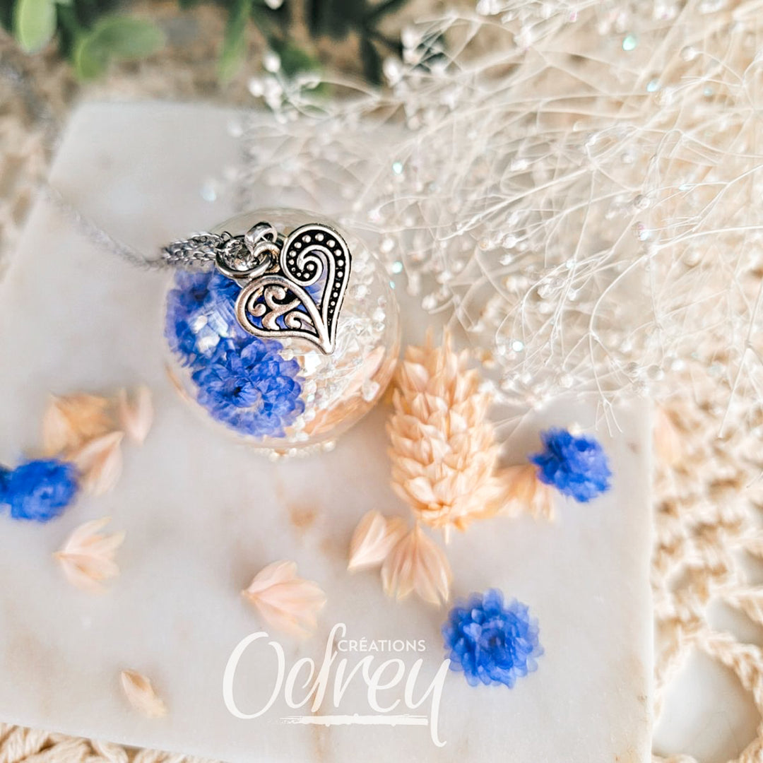 Pendentif floral avec de vraies fleurs symbolisant par le langage des fleurs la résilience, souvenir, l'amour