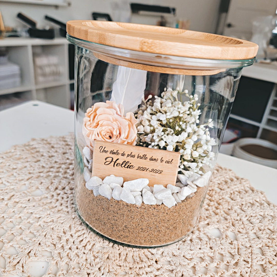 Souvenir floral significatif avec plaque gravée et rose éternelle, créé pour honorer un être cher