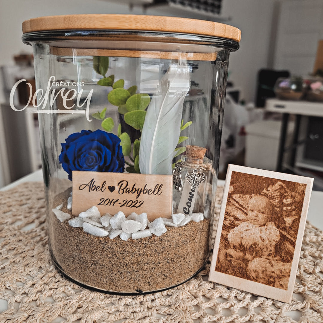 Vase funéraire artisanal avec sable, plaque gravée et fleur éternelle pour hommage un bébé décédé