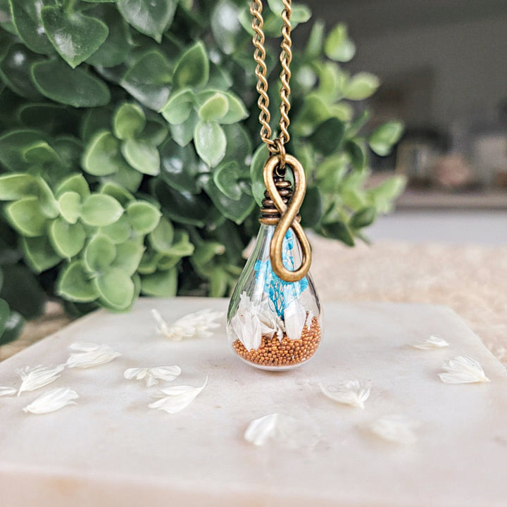 Collier artisanal symbol de l'éternité avec fleurs naturelles – doux cadeau à offrir pour un moment significatif