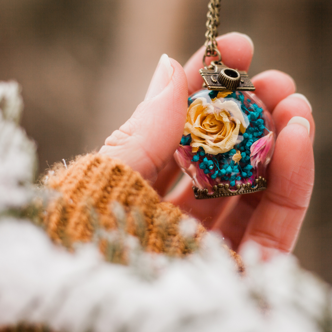 PENDENTIF AVEC FLEURS - Fait sur mesure