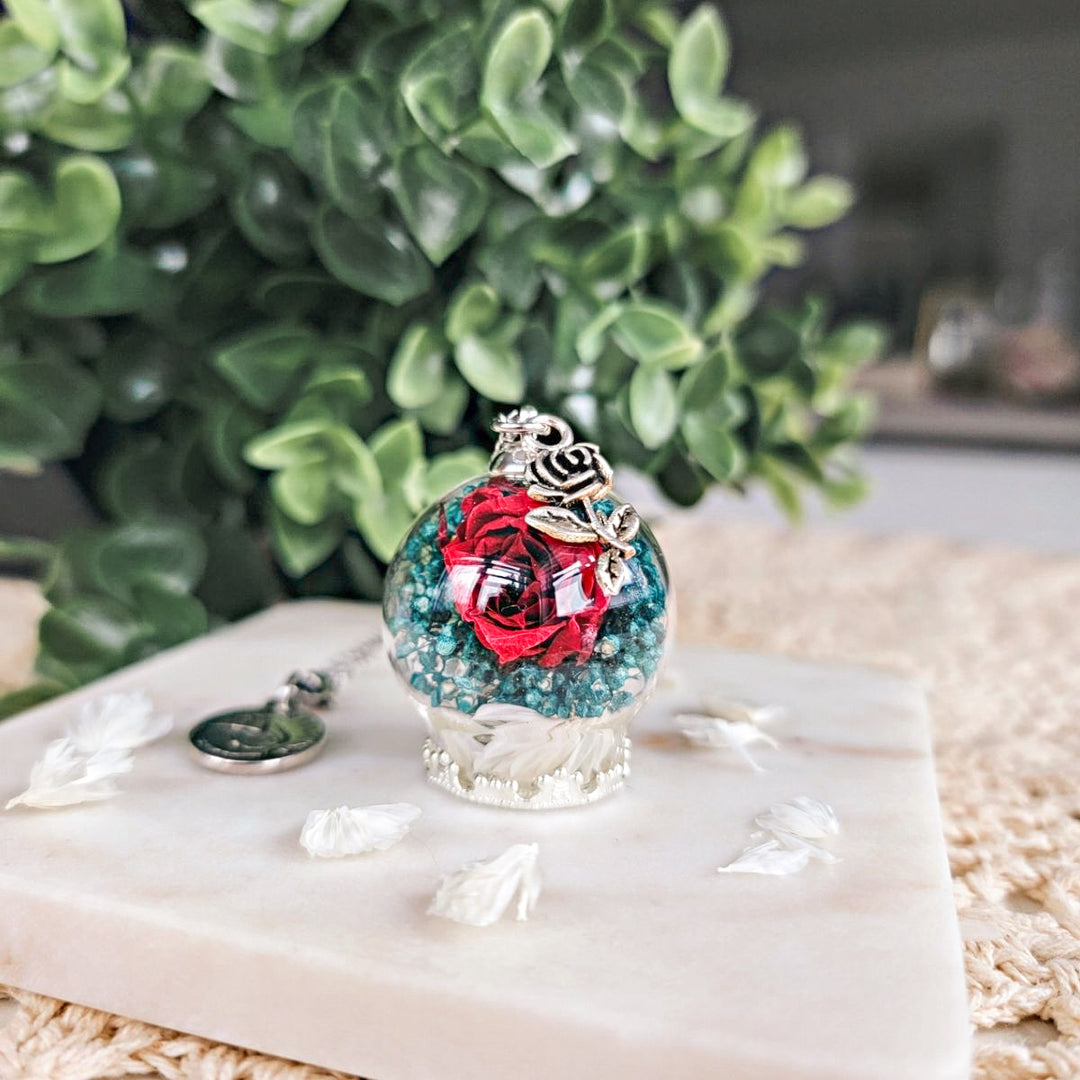 Collier artisanal avec fleurs naturelles, symbole de tendresse et d’amour éternel.