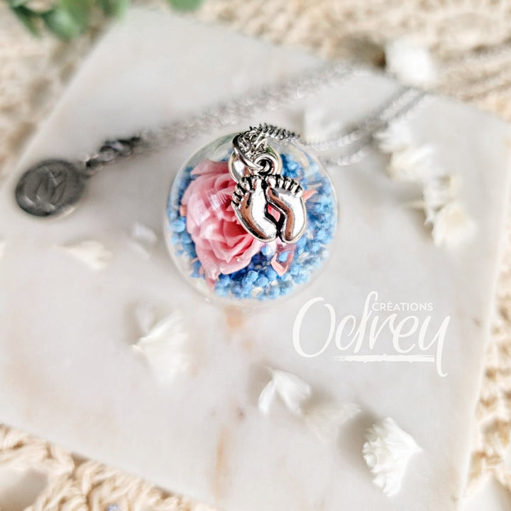 Collier de deuil périnatal avec fleurs séchées symbol d'amour maman maternel