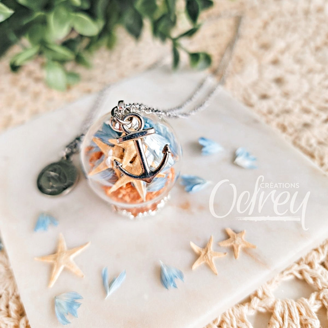 Pendentif porte-bonheur significatif avec fleurs préservées et breloque ancre à bateau et étoile de mer