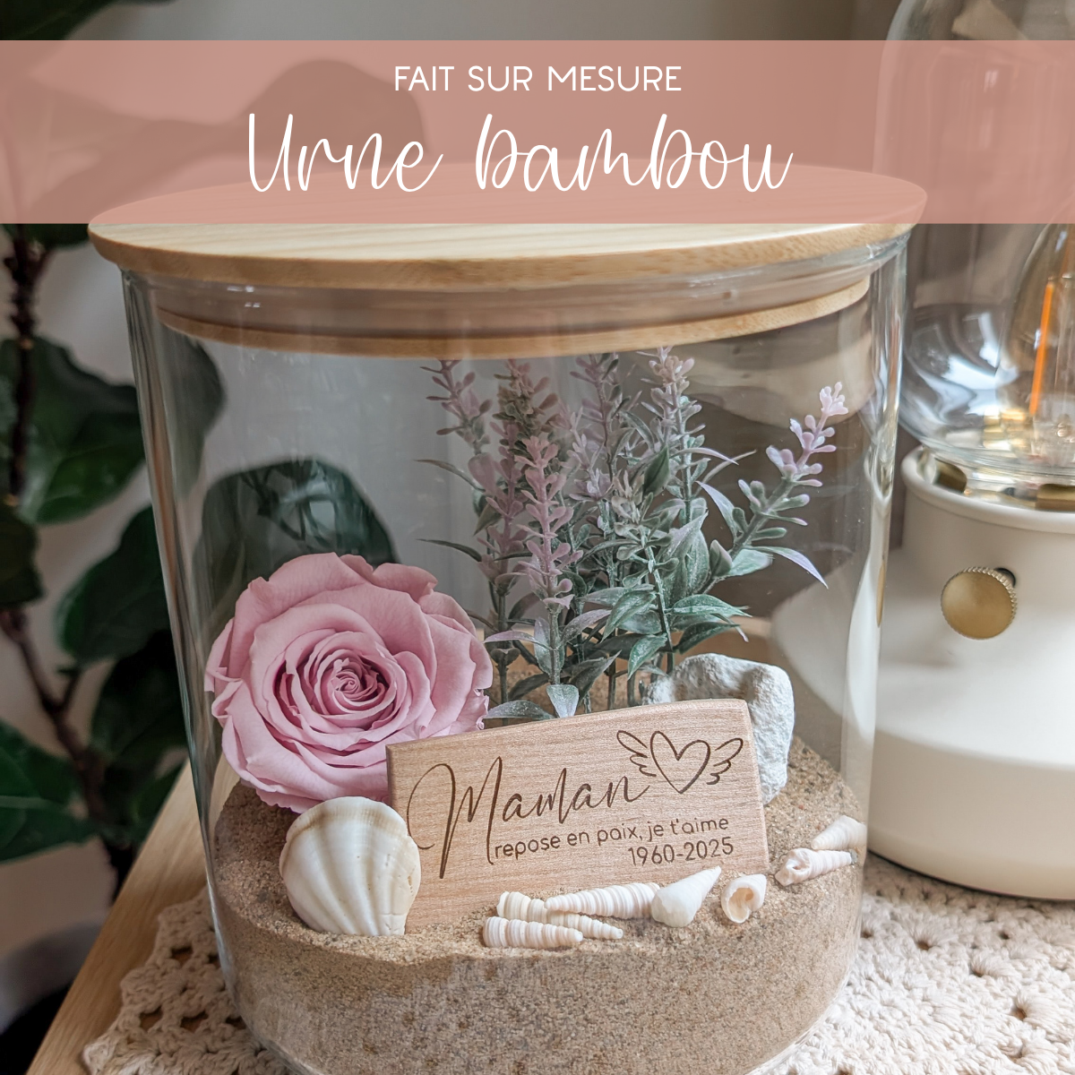 Arrangement commémoratif dans un vase urne en bambou avec rose éternelle