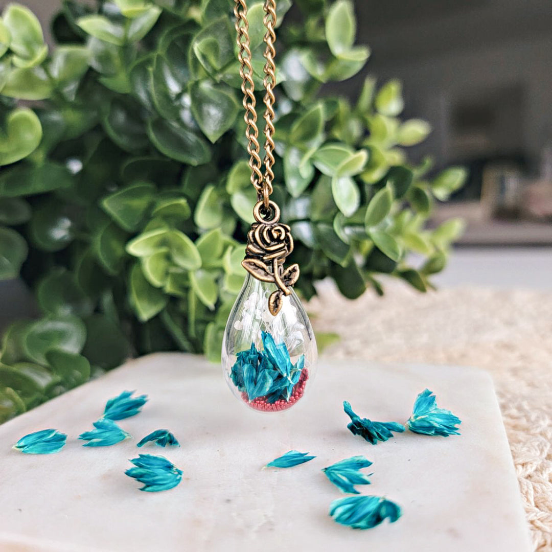 Bijou en verre fleurs séchées bleues et breloque fleur rose – idée cadeau floral à offrir à maman ou à soi-même