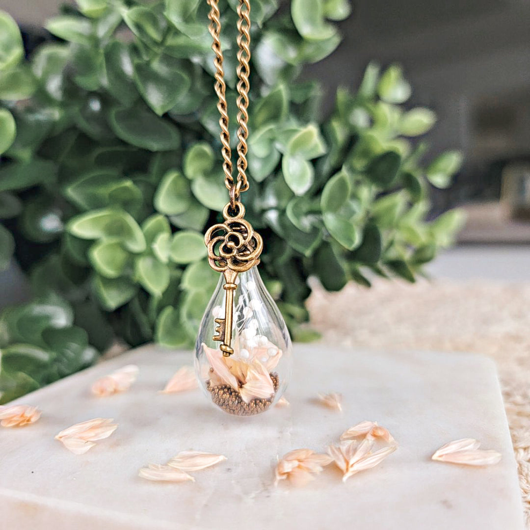 Collier pendentif avec fleurs rose nude et breloque clé bronze – bijou à offrir en cadeau pour maman ou événement spécial