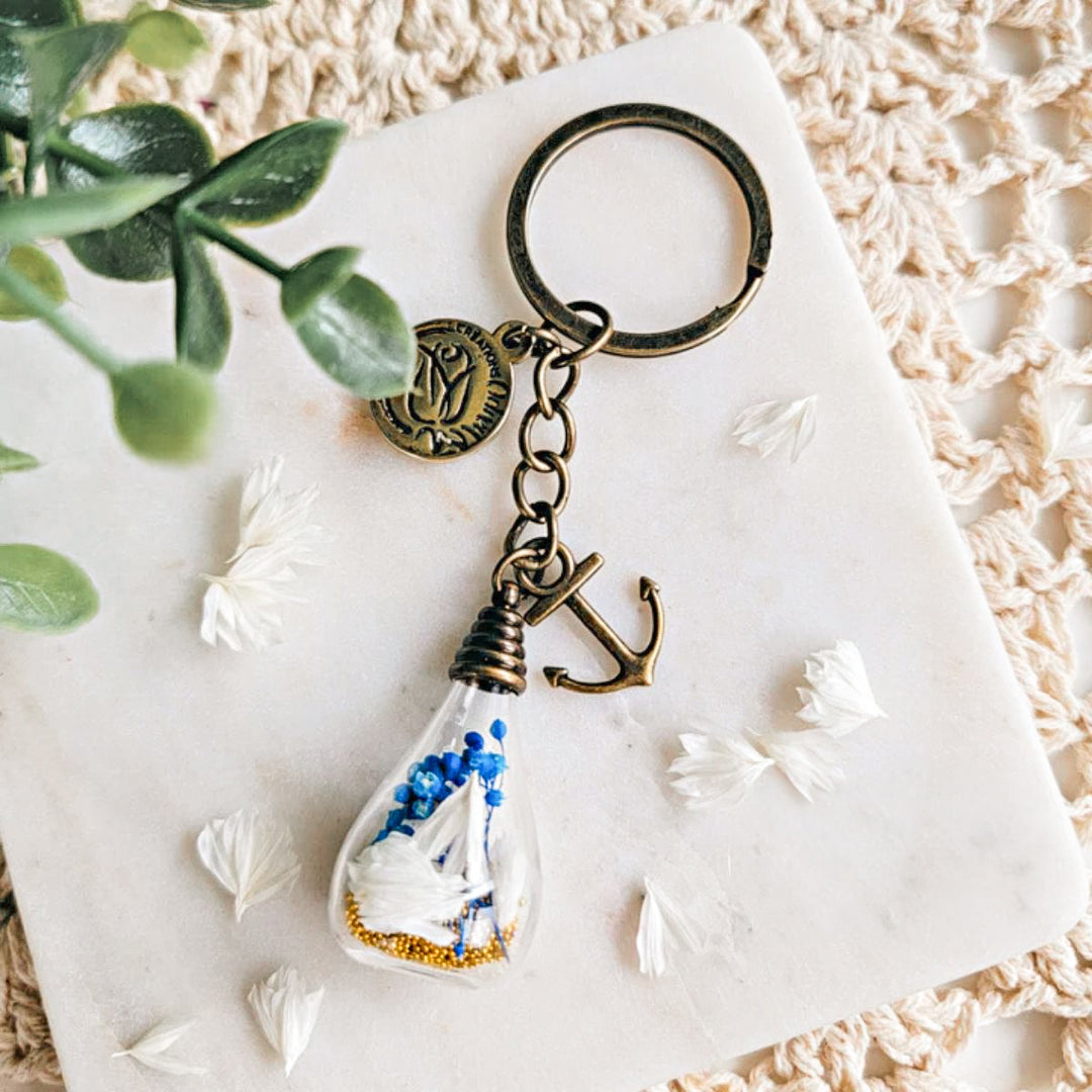 Accessoire floral avec ancre marine et fleurs bleues – porte-clé cadeau unique à offrir pour maman ou événement spécial