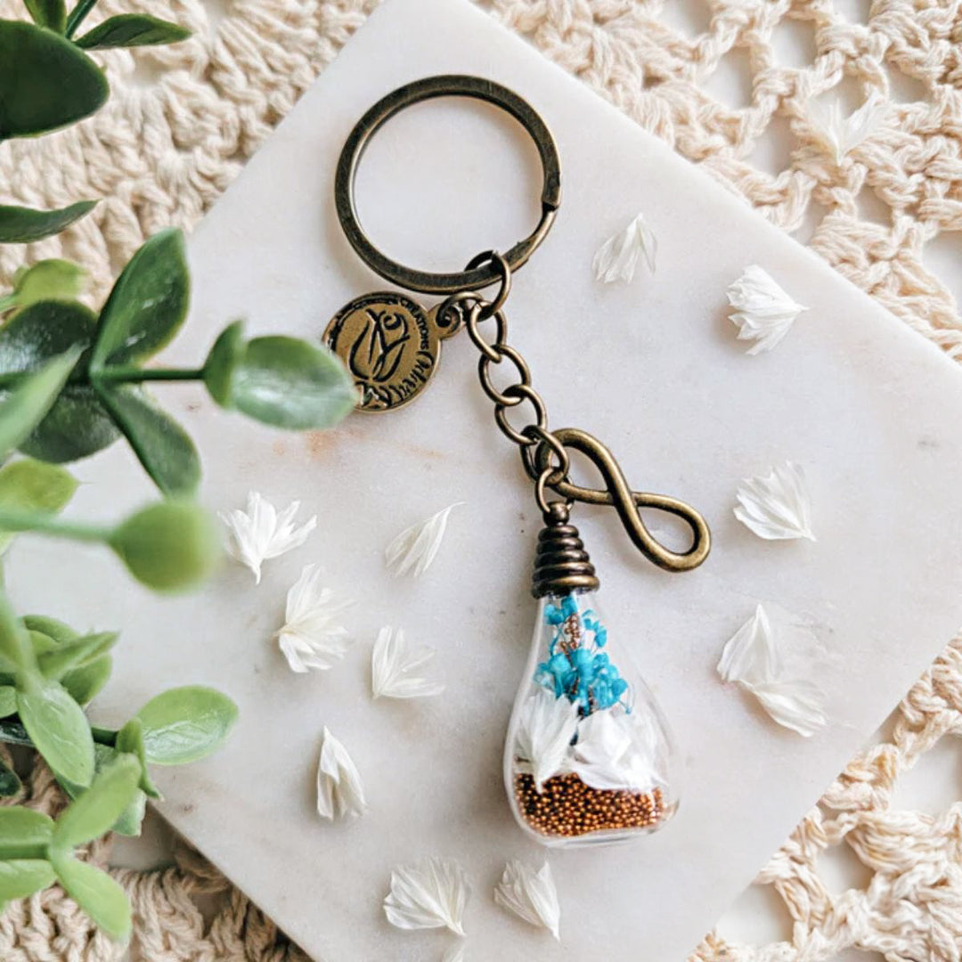 Création florale en porte-clé avec symbole infini – accessoire tendre à offrir comme cadeau symbolique ou commémoratif