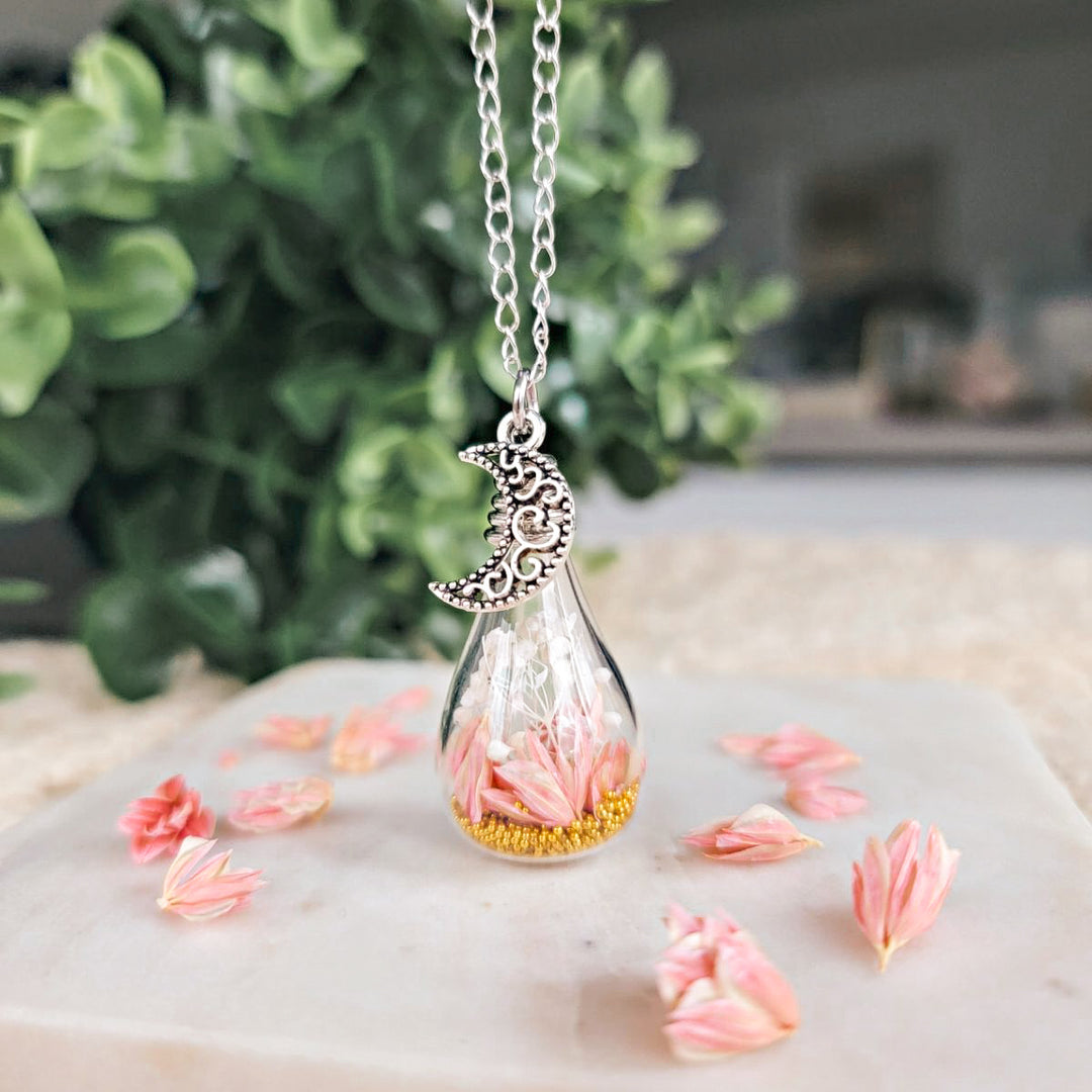 Porte-clé artisanal avec fleurs séchées roses et lune argentée – souvenir floral Créations Odrey