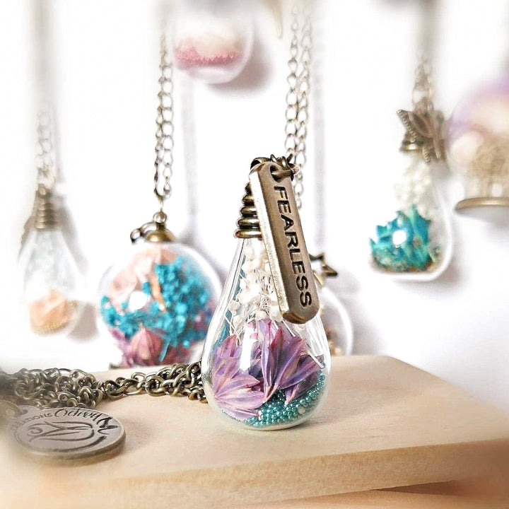 Pendentif ampoule avec fleurs mauves et breloque FEARLESS – bijou symbolique Créations Odrey