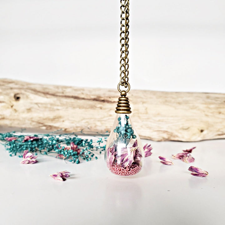 Pendentif floral ampoule avec fleurs turquoise et mauves – bijou boho nature Créations Odrey
