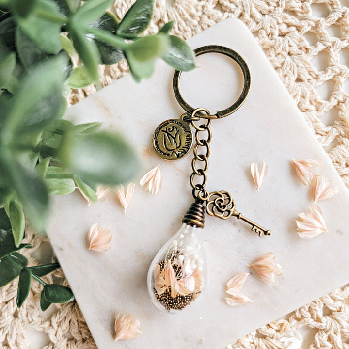 Porte-clé artisanal avec fleurs rose pêche et breloque clé antique – idée cadeau délicate à offrir à maman