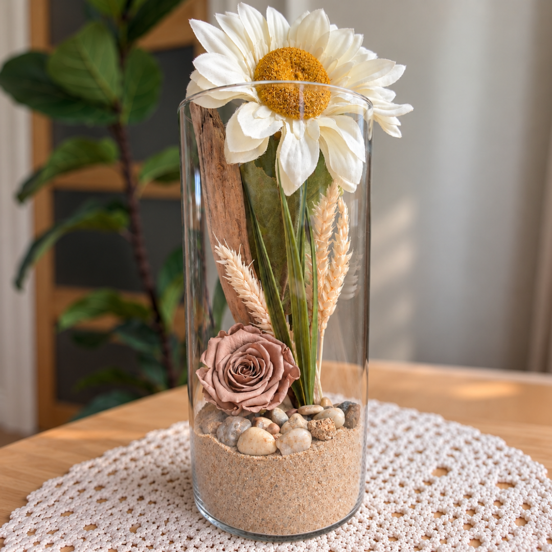 Arrangement floral au style campagne avec rose éternelle marron, fleur de tournesol crème, blé séché et bois flotté.