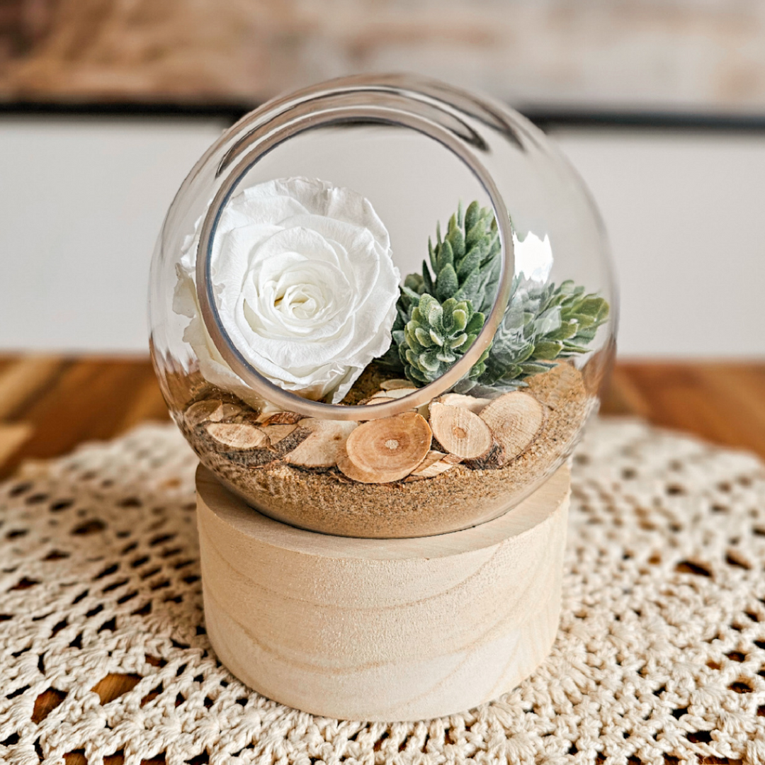 Arrangement floral artisanal aux fleurs séchées, parfait pour offrir à Noël.