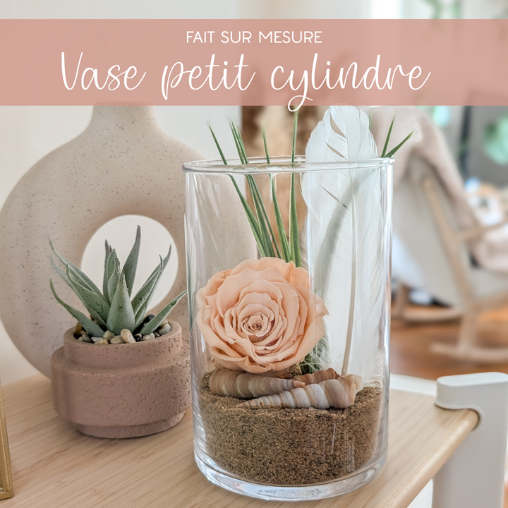 Arrangement floral artisanal en rose éternelle et fleurs séchées naturelles.