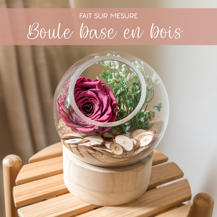 Arrangement floral boho chic et rustique avec rose éternelle lilas et rondins de bois.