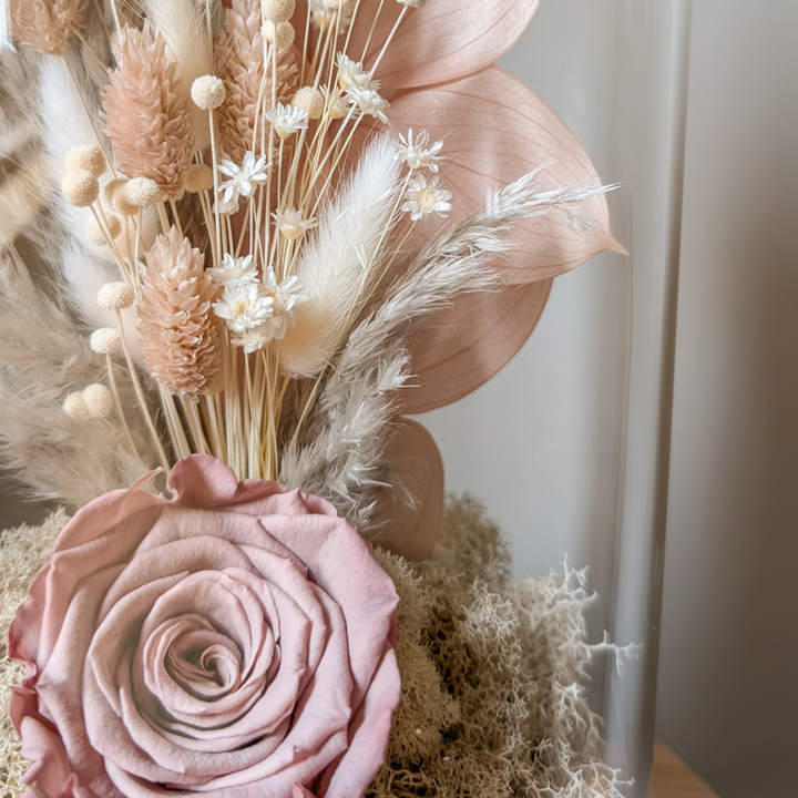 Arrangement floral commémoratif en rose éternelle et fleurs séchées naturelles.