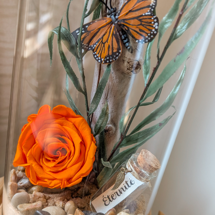 Arrangement floral de deuil, fleurs préservées avec papillon monarque orange.
