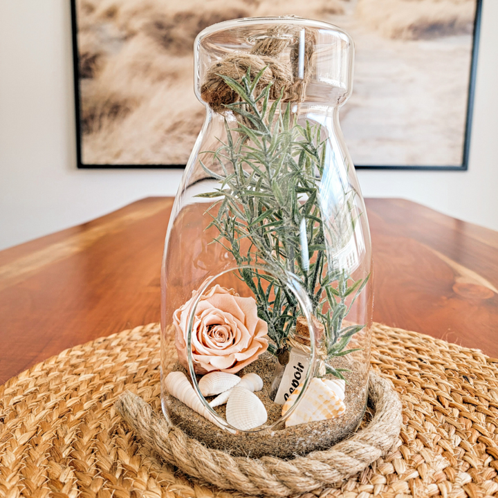 Arrangement floral de deuil, fleurs préservées en tons neutres et apaisants.