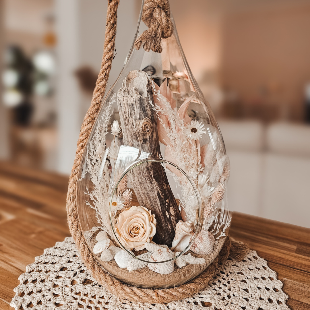 Arrangement floral en fleurs séchées, hommage à la mémoire d’un proche disparu.