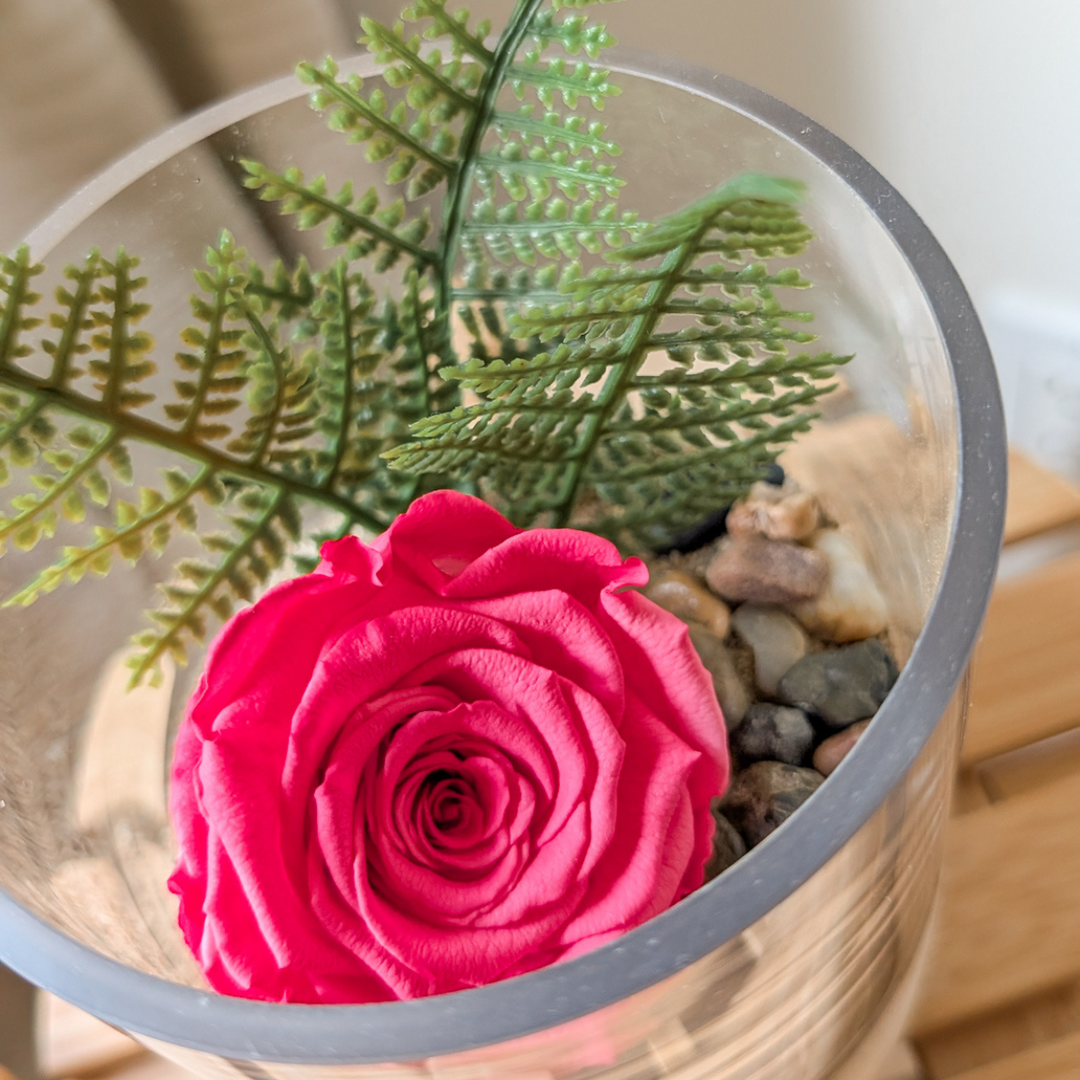 Arrangement floral forêt, sapin bois et rose éternelle rose.