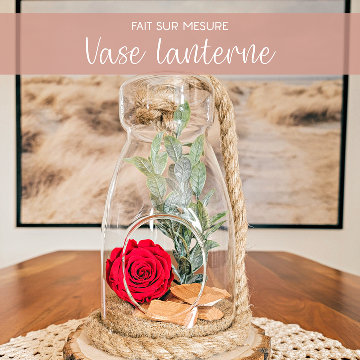 Arrangement floral artisanal lanterne et corde en rotin avec rose rouge pour cadeau de Noël.