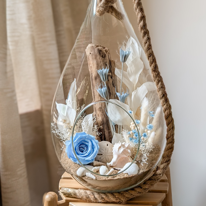 Arrangement floral souvenir avec fleurs séchées, bord de mer pour hommage.