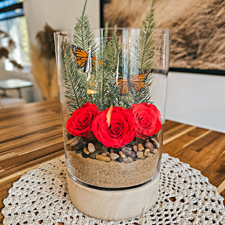 Arrangement floral souvenir rose rouge et verdure de forêt, hommage narure et symbolique