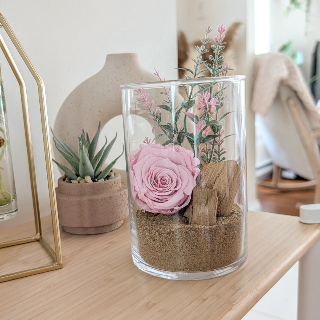 Arrangement floral symbolique avec rose éternelle, cadeau durable et raffiné.