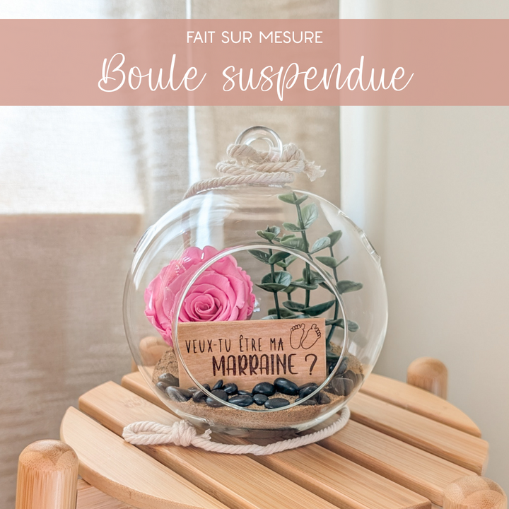 Arrangement floral terrarium pour une demande de marraine avec rose éternelle.