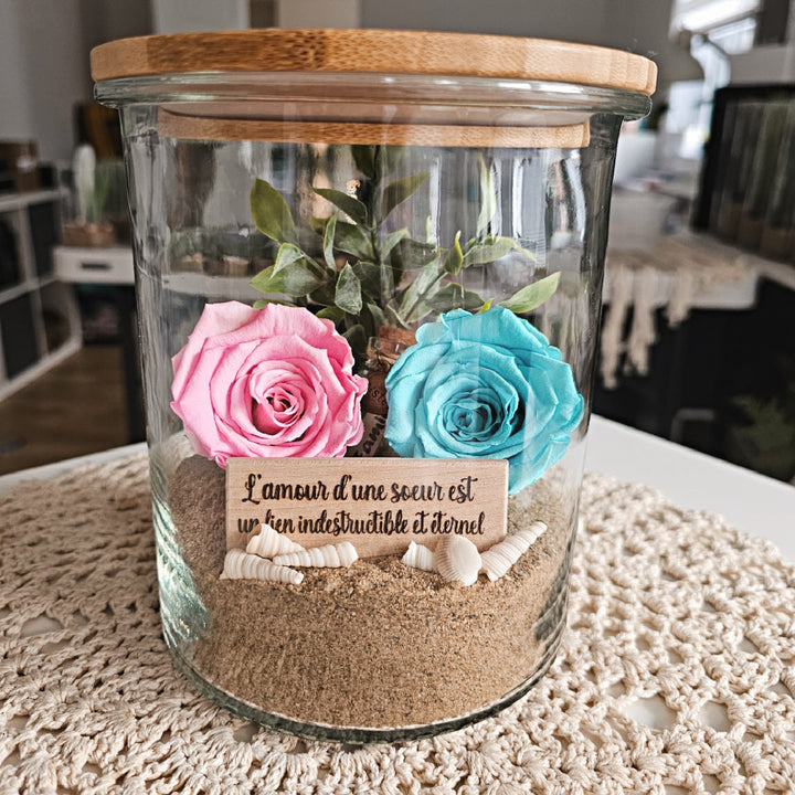 Arrangement funéraire unique avec rose préservée et accessoires naturels, création florale dédiée au deuil d’une sœur.