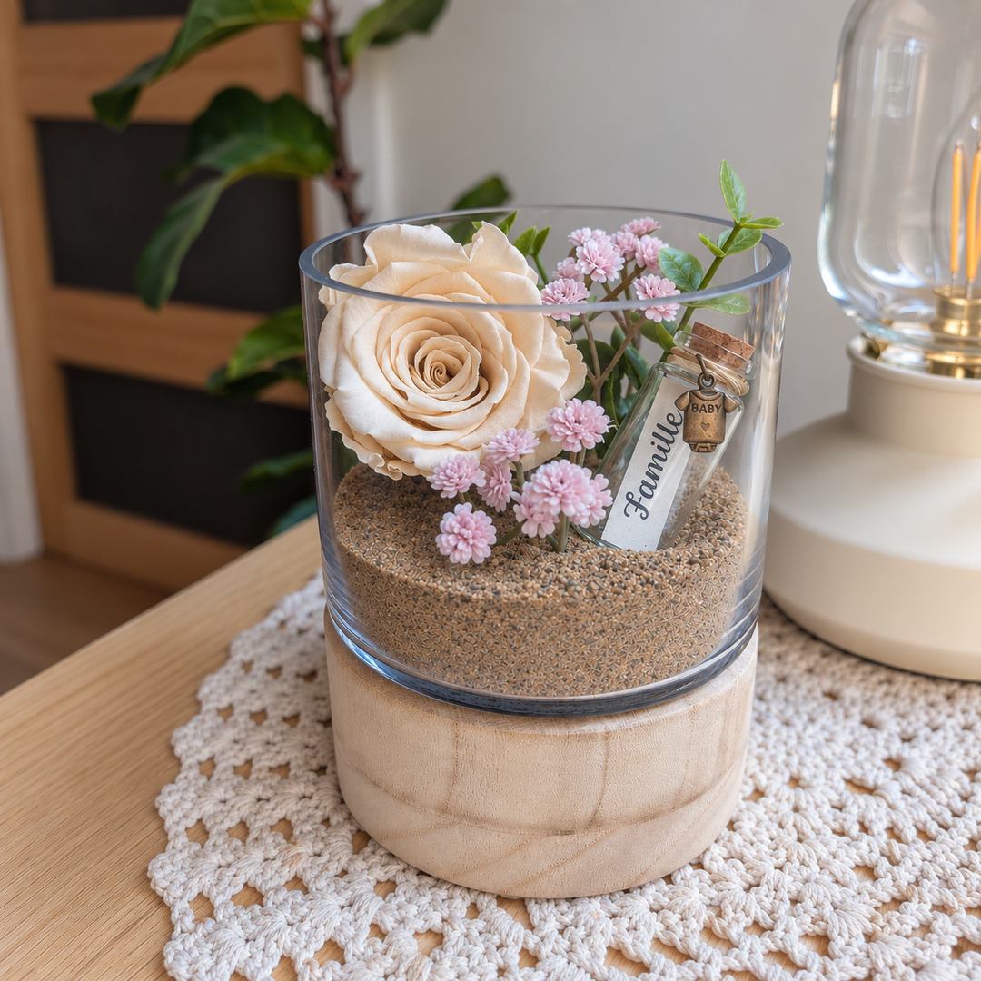 Arrangement floral doux avec rose éternelle champagne, eucalyptus et petites fleurs de gypsophile rose pour offrir lors d'un baptème.