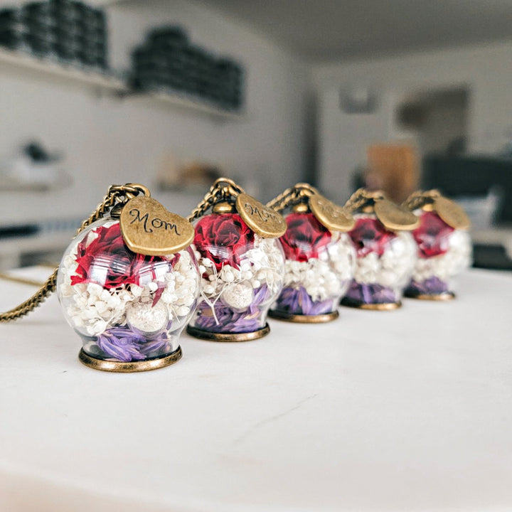 Pendentif funéraire contenant cendres et fleurs séchées, bijou souvenir fait main au Québec.