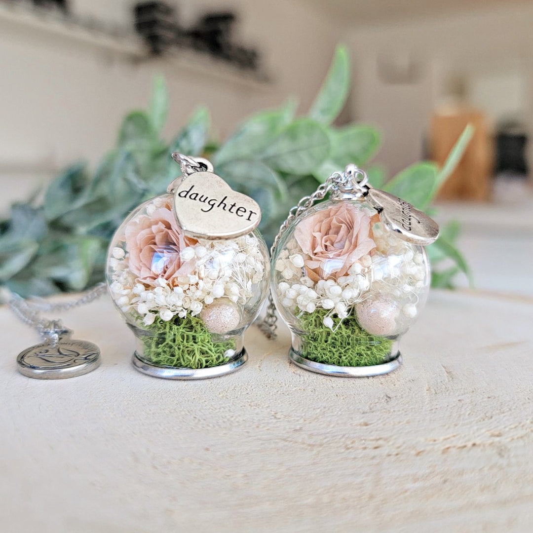Pendentif funéraire contenant cendres et fleurs séchées, bijou souvenir fait main au Québec.