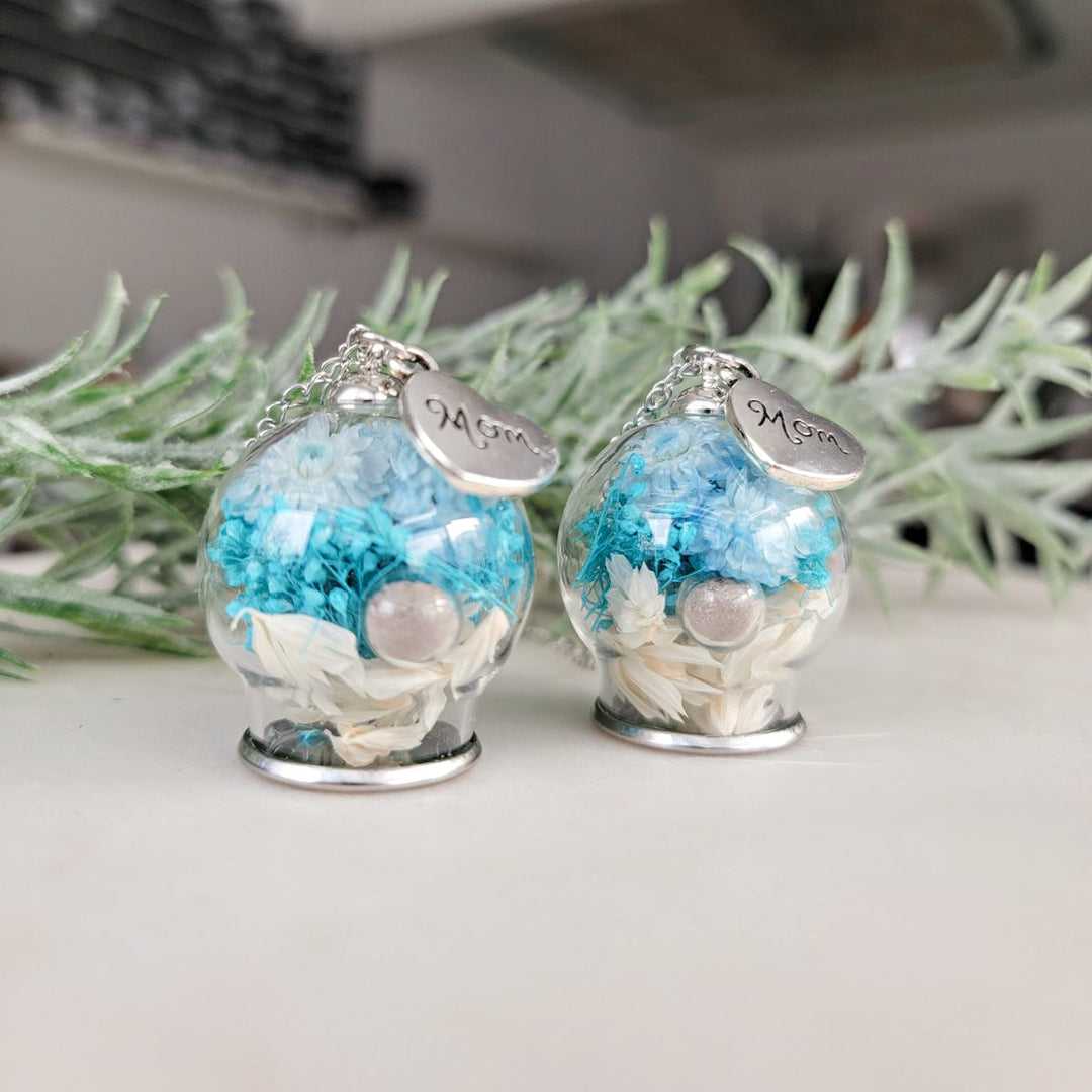 Pendentif funéraire en verre avec cendres et fleurs naturelles, création artisanale du Québec.
