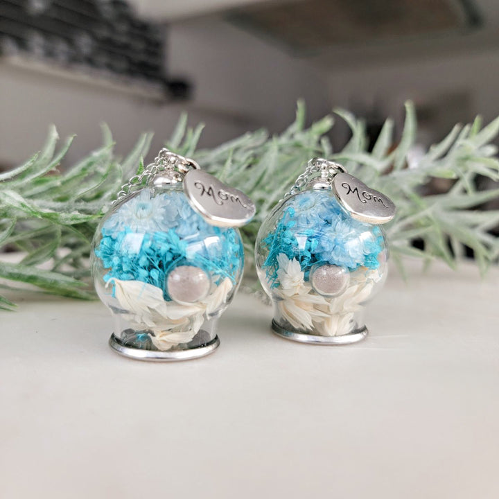 Pendentif funéraire en verre avec cendres et fleurs naturelles, création artisanale du Québec.