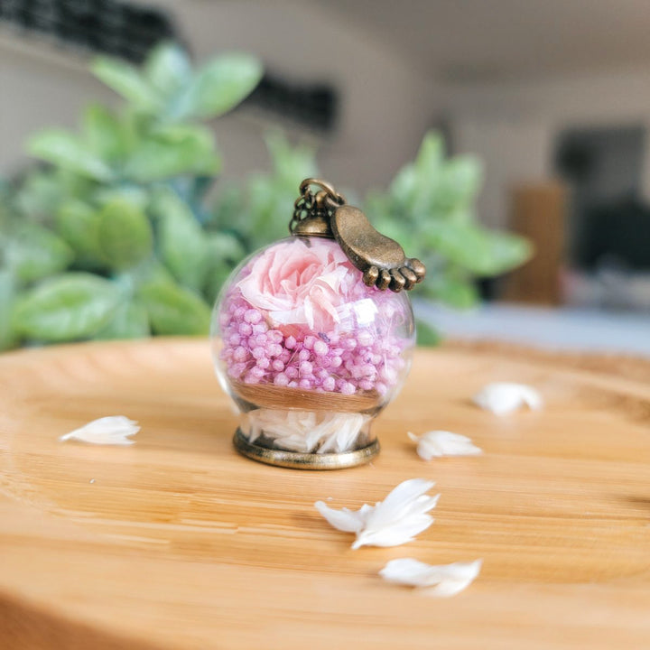 Bijou funéraire avec mèche de cheveux de bébé et fleurs naturelles en bronze, pendentif personnalisé artisanal Québec