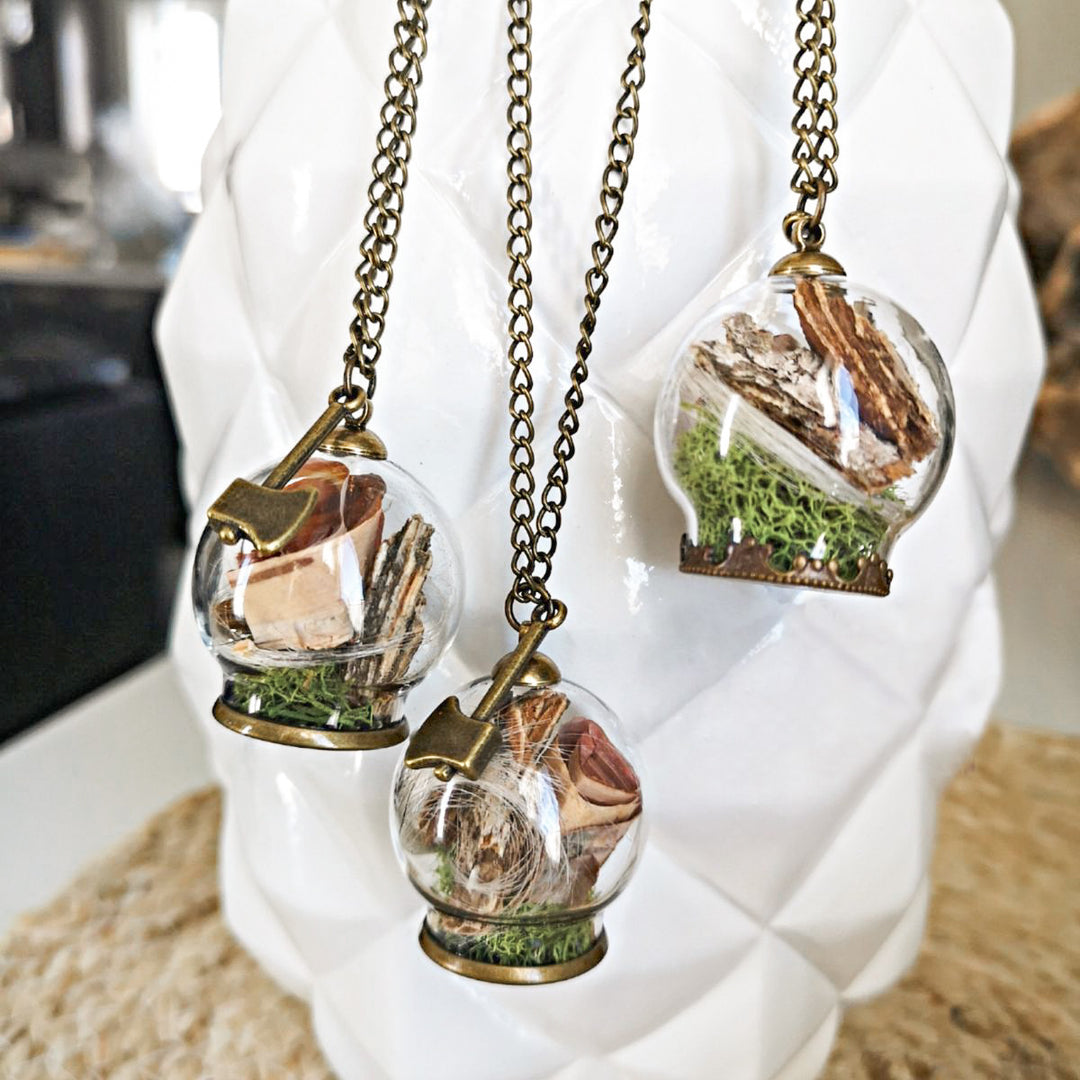 Bijou hommage à papa avec mèche de cheveux, monture en laiton avec écorce et mousse pendentif souvenir artisanal Québec