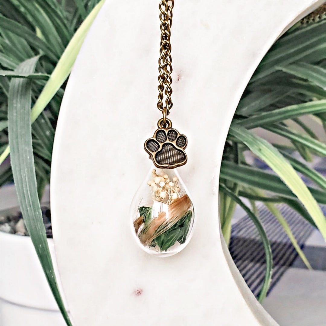 Bijou avec poil de chien et fleurs séchées naturelles, pendentif souvenir avec breloque patte en bronze artisanal Québec