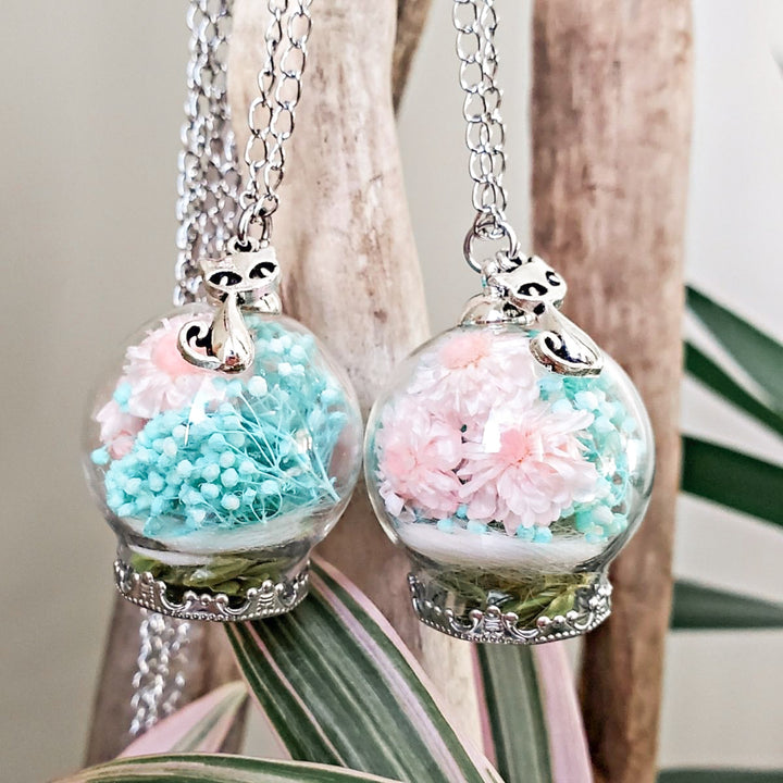 Bijou souvenir chat décédé avec poils et fleurs séchées roses turquoise, médaillon acier inoxydable breloque chat artisanal Québec