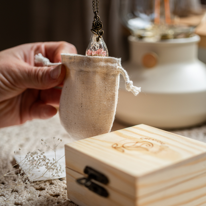 Bijou souvenir défunt personnalisé dans pochette lin artisanale, médaillon souvenir animal avec coffret bois gravé et carte bambou