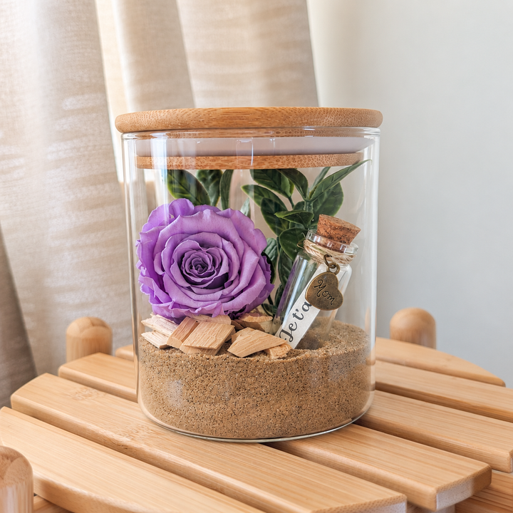 arrangement floral avec rose éternelle, fleurs séchées et plaquette gravée, petit vase à couvercle de bambou