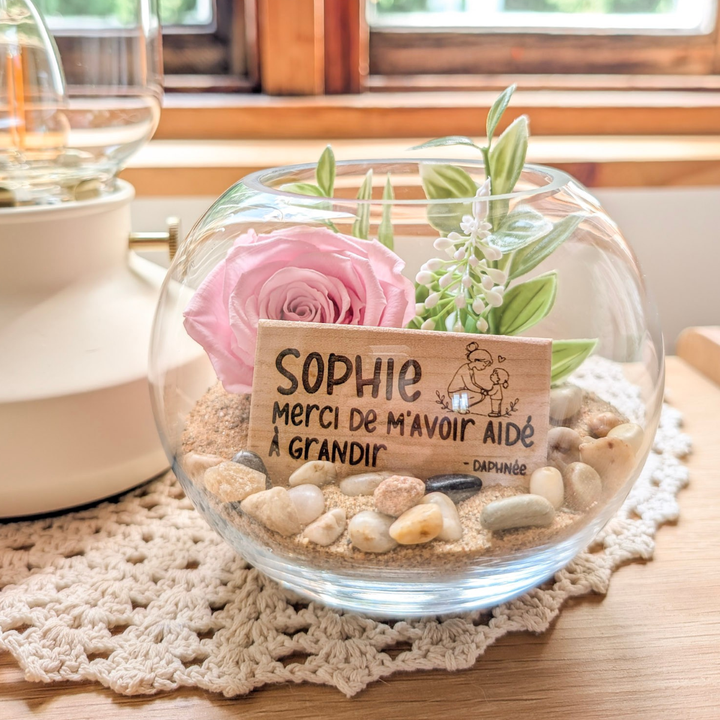 Cadeau éducatrice ou professeur : arrangement floral avec rose éternelle rose et plaquette gravée « merci de m'avoir aidé à grandir », petit vase rond.